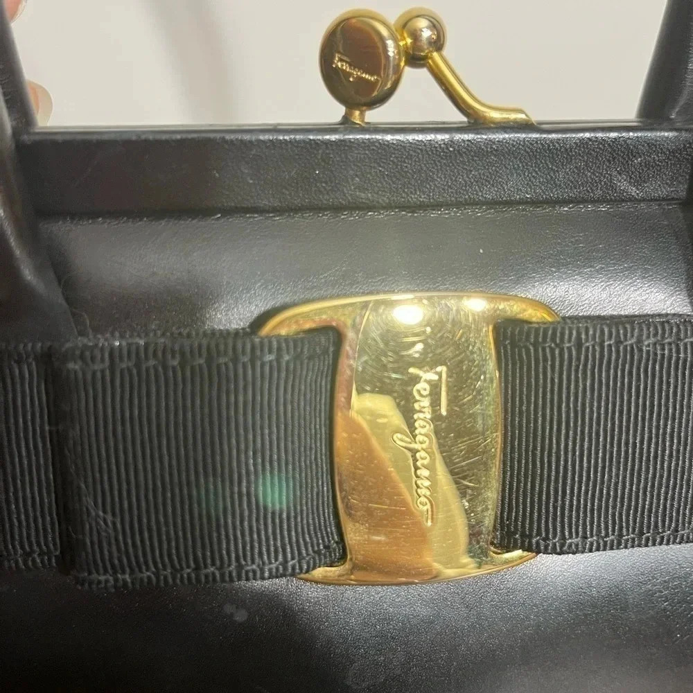 Vintage Salvatore Ferragamo Vala‎ Small Black Leather purse - Picture 2 of 15